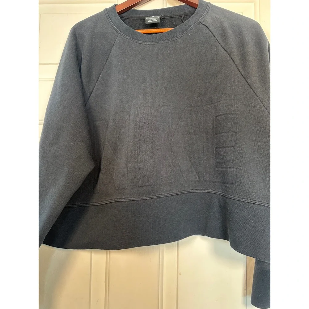 Nike Dri-FIT Black Cropped Sweatshirt Embossed‎ Logo Athleisure Womens Medium